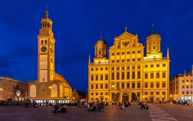Augsburger Rathausplatz mit Rathaus und Perlachturm