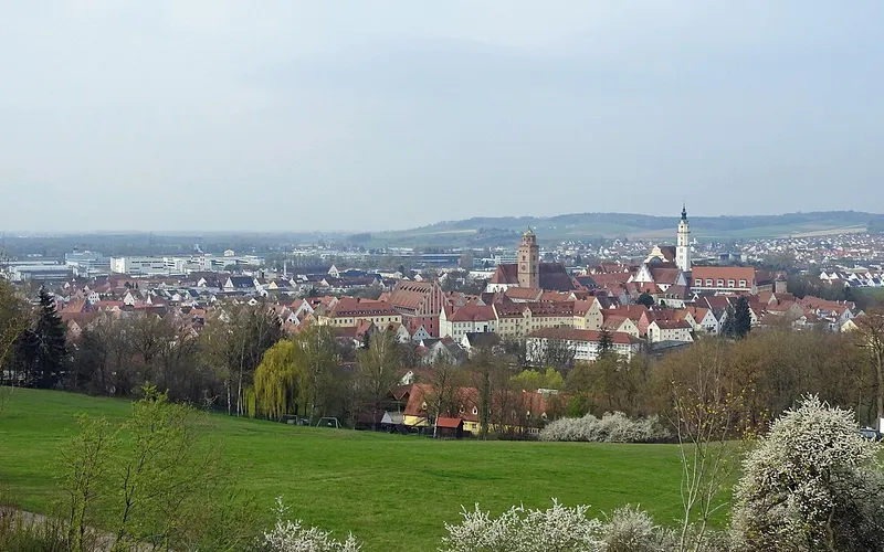 Blick vom Kalvarienberg auf die historische Altstadt von Donauwörth von Nordosten