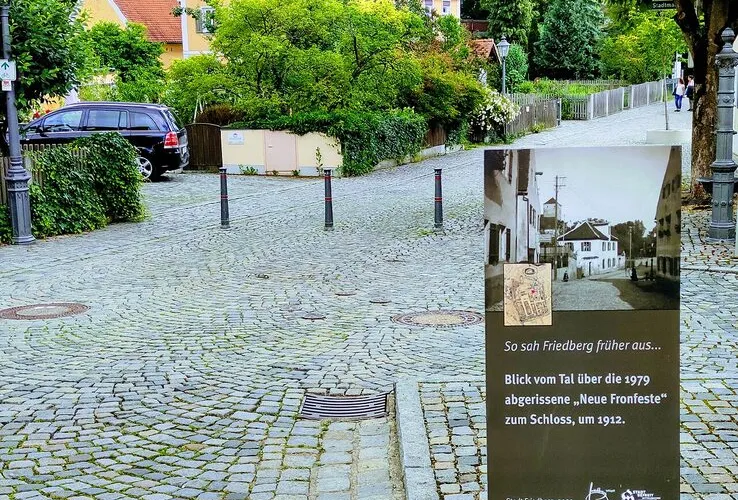 Historische Altstadt von Friedberg in Bayern mit Bürgerhäusern
