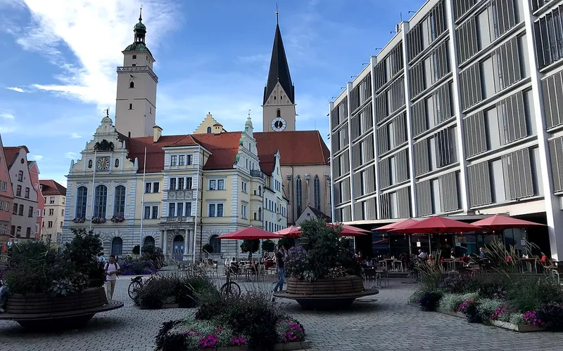 Ingolstädter Rathausplatz mit Altem Rathaus und Pfeifturm