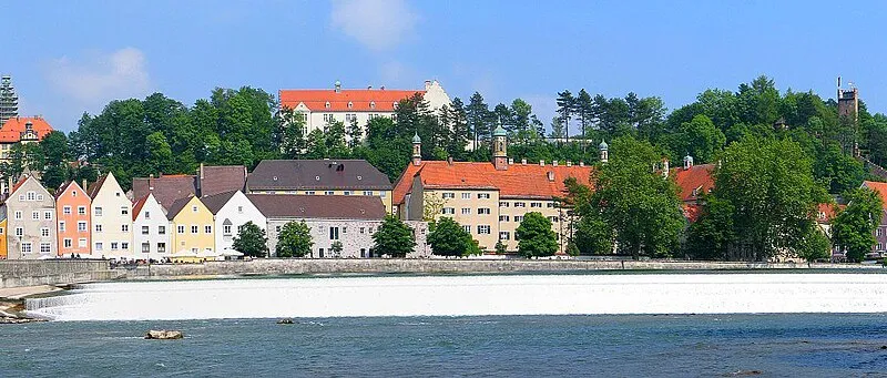 Lechwehr in Landsberg am Lech mit Blick auf die historische Altstadt