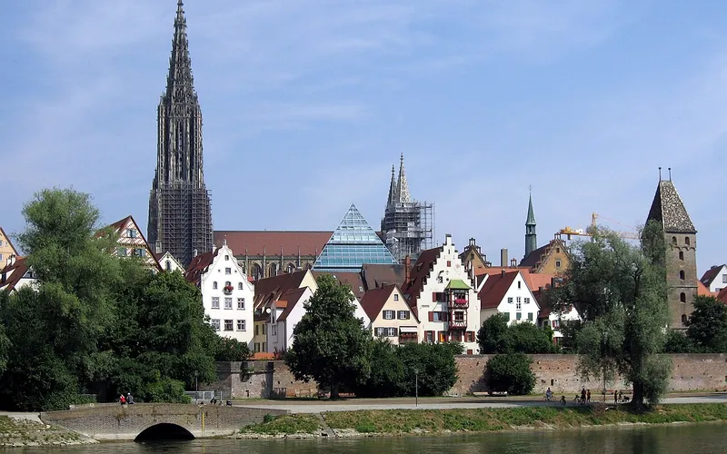 Blick vom rechten Donauufer auf die Altstadt von Ulm mit Ulmer Münster